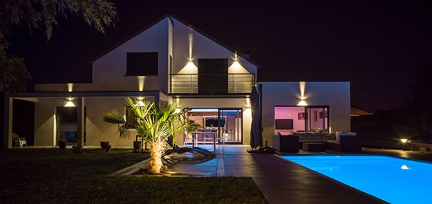 Beleuchtetes Haus mit Außenleuchte mit Kamera