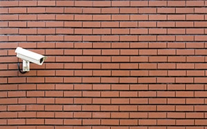CCTV Sicherheitskamera an einer Ziegelmauer
