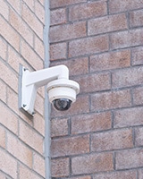 CCTV Sicherheitskamera an einer Hausfassade