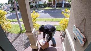 Mann stiehlt Pakete vor der Haustür