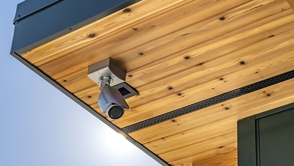 Überwachungskamera an einer Holzdecke