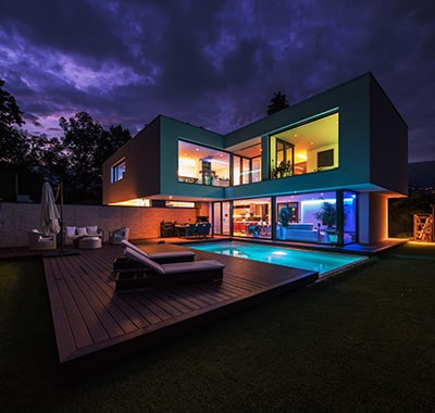 Moderne Villa mit farbiger Beleuchtung