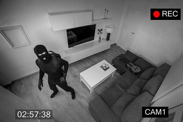 Dieb im Wohnzimmer wird durch Überwachungskamera aufgezeichnet