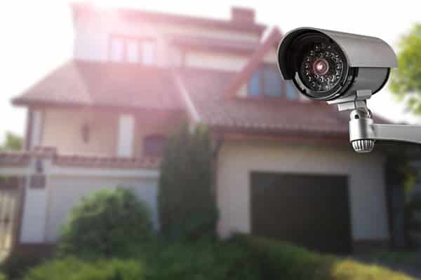 Überwachungskamera mit Haus im Hintergrund